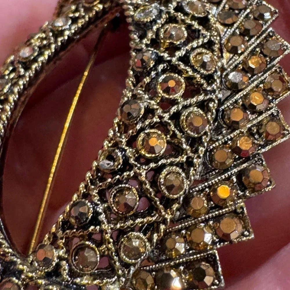 Hollycraft Vintage Gold Tone Amber Rhinestone Oval Wreath Brooch Pin Mid Century